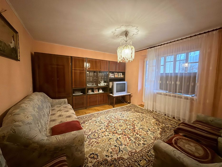 Продається квартира 3 кім., житловий стан, 66 м.кв., м.Яремче
