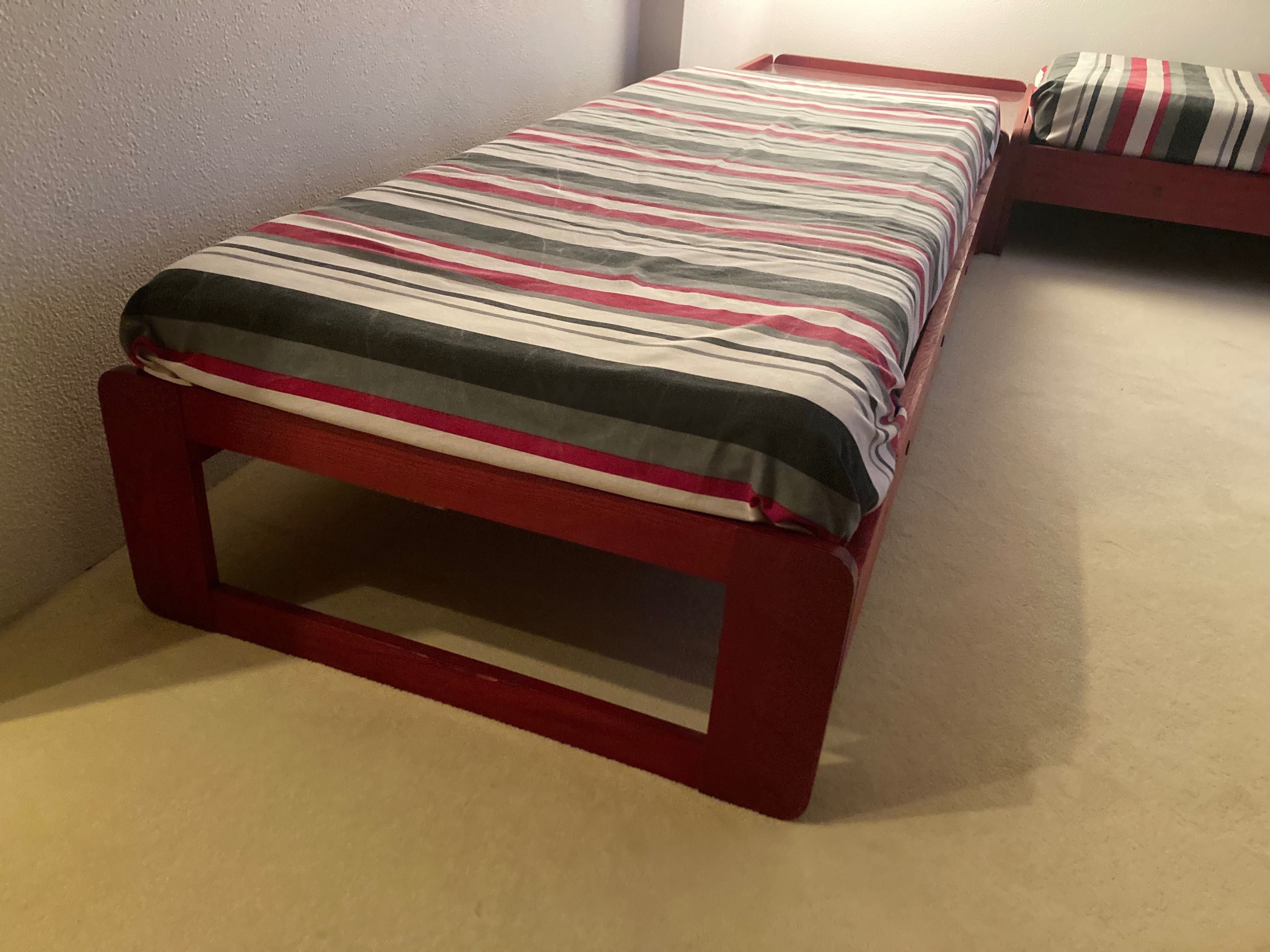 Conjunto de 2 camas e mesa cabeceira