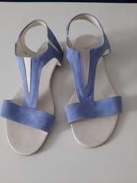 Sandałki w kolorze błękitnym wsuwane
