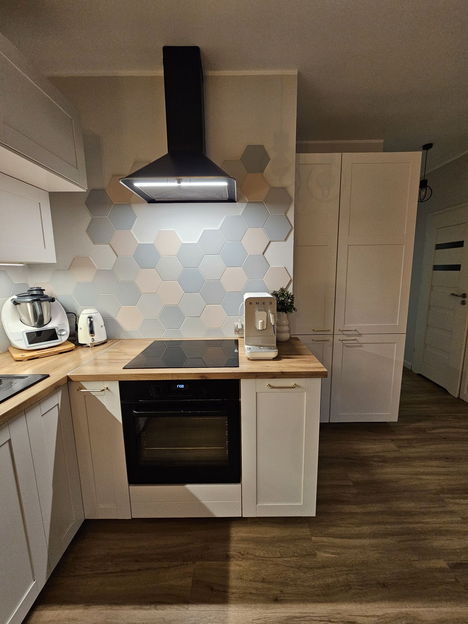 Kuchnia Ikea biała matowa z lodówką i okapem. Stan bardzo dobry