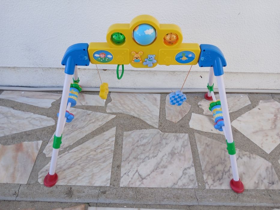 Brinquedo de crianca, a trabalhar com pilhas, música  e luzes.