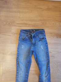 Elastyczne leginsy\ jeansy  z przetarciami 134