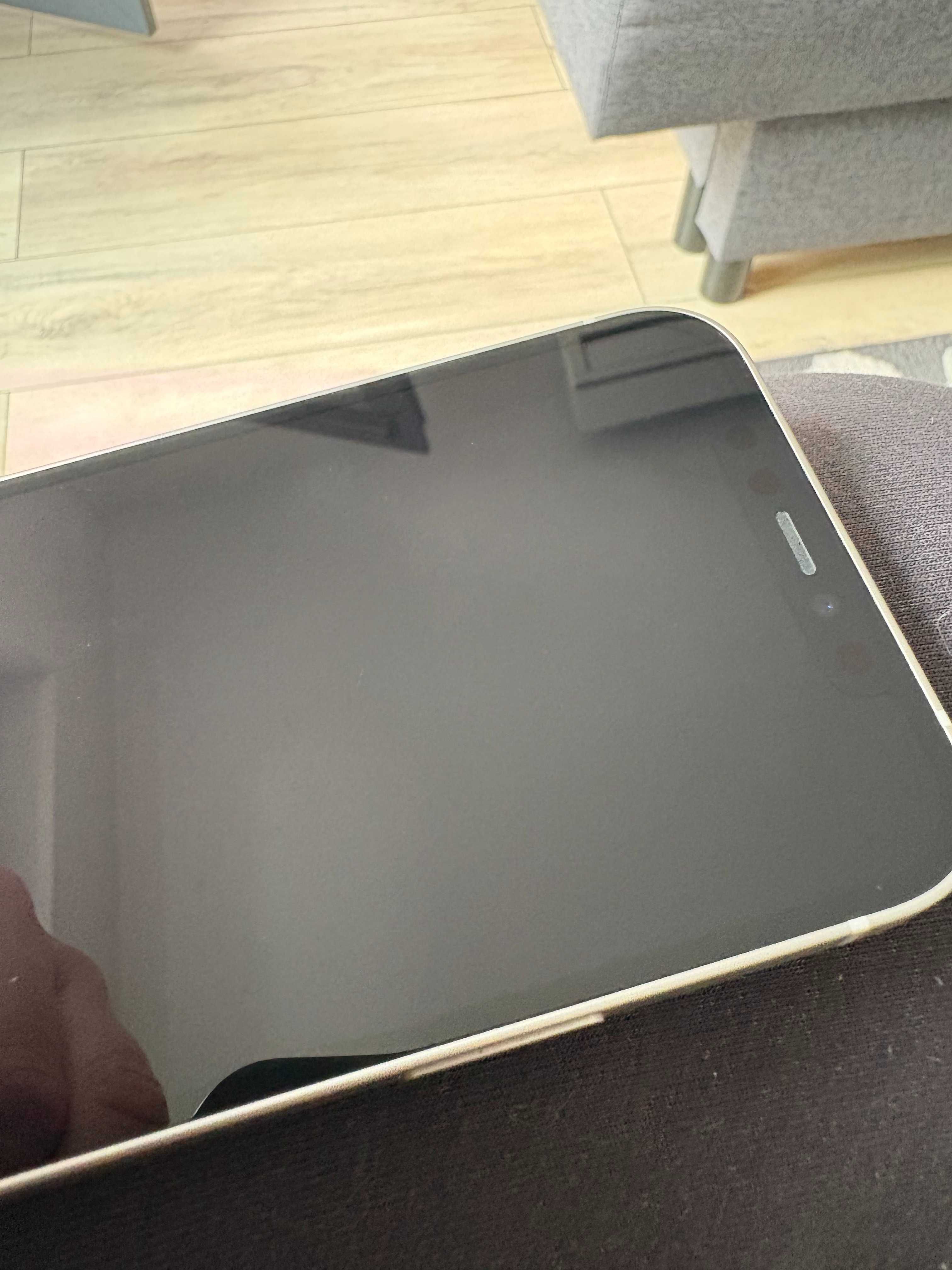 iPhone 12 128 GB Biały-stan bdb. + kable i ładowarka - kot jest tłem:)