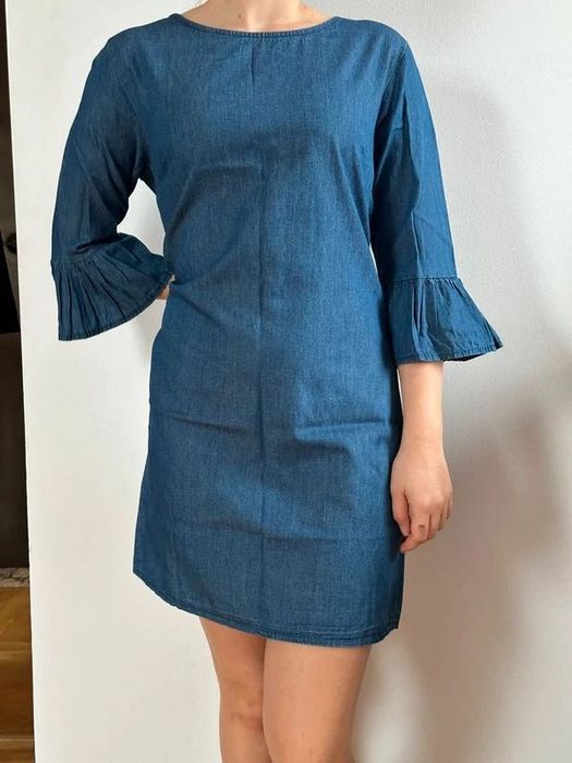 granatowa sukienka imitująca jeans z falbanką na rękawach r. M