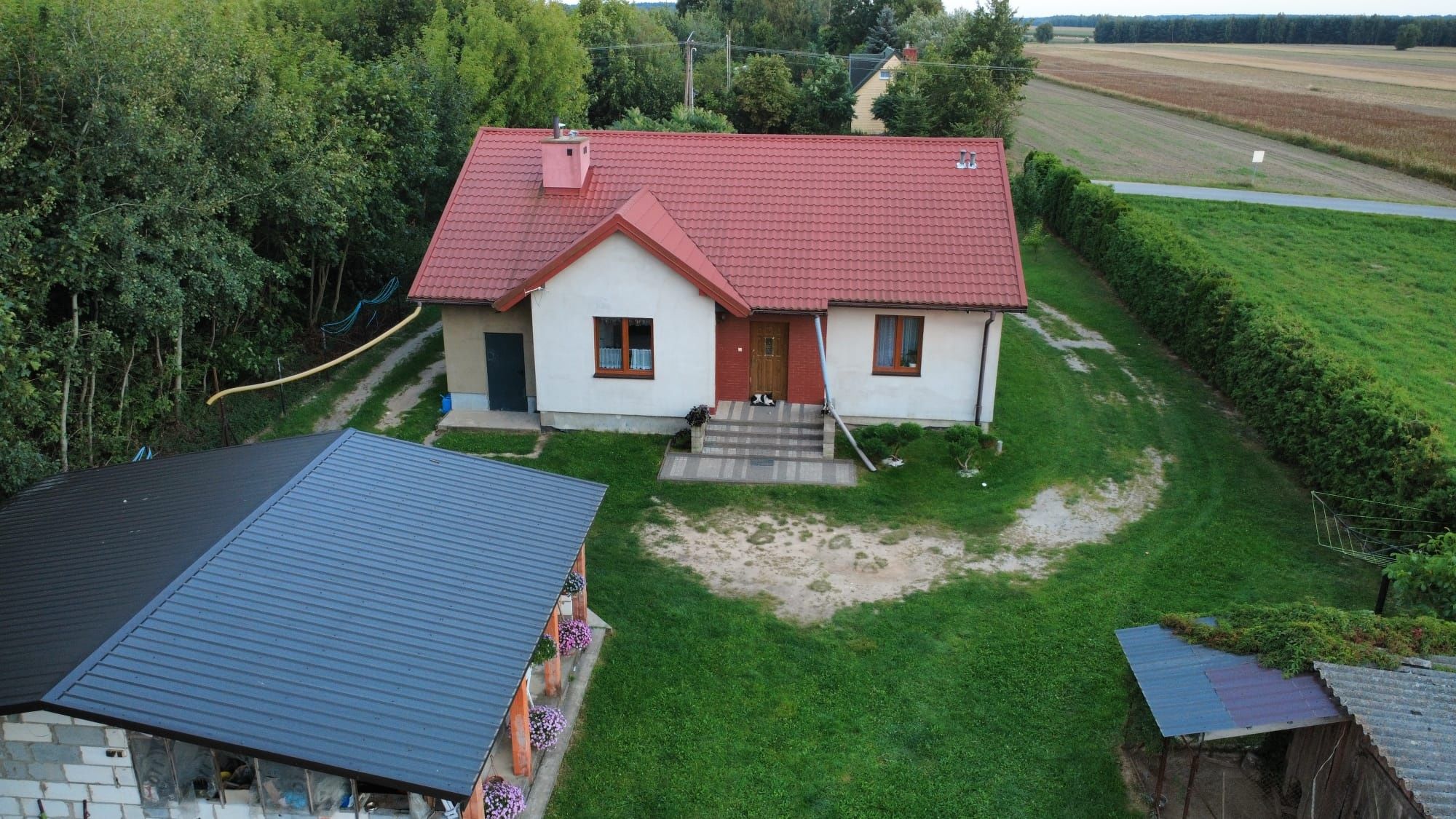 Dom jednorodzinny z działką 55A i garażami.