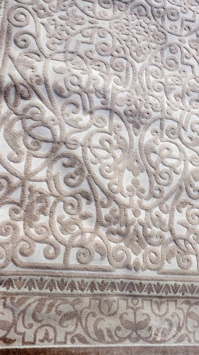 Dywan w odcieniach beżu.