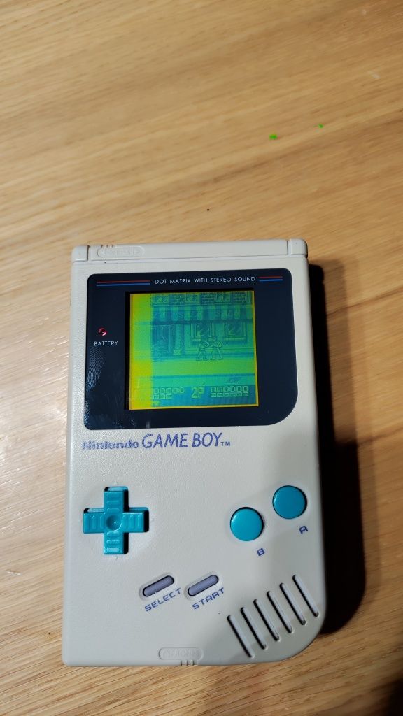 Stara konsola Gameboy  z grą