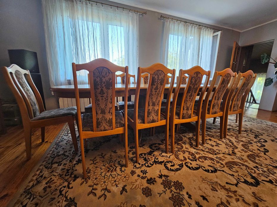 Stół rozkładany z krzesłami