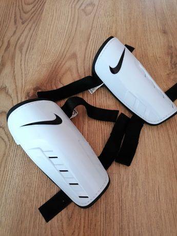 Nagolenniki do piłki nożnej, firmy Nike, rozm. 150-160 cm