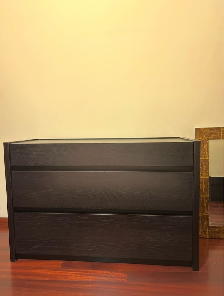 Cómoda com duas mesinhas de cabeceira