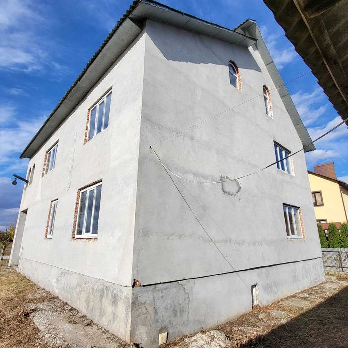 Продаж 2 поверхового будинку з літньою кухнею, гаражем та госп. приміщ