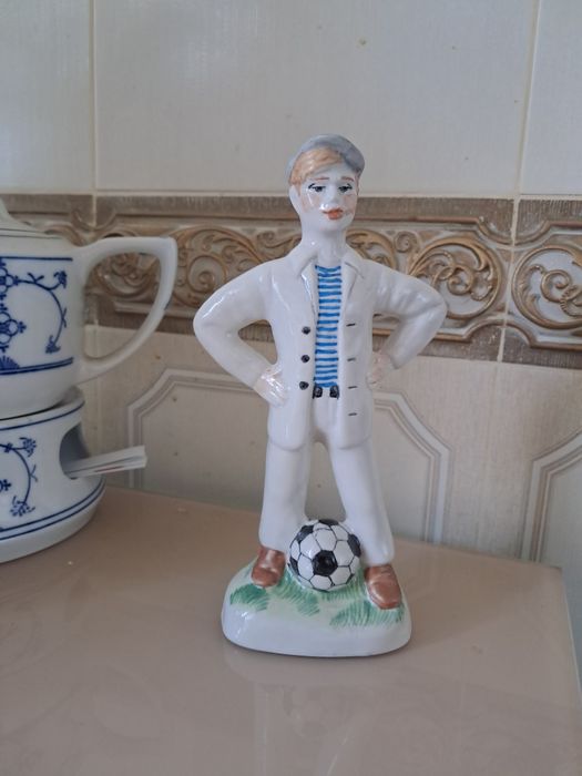 Статуэтка фарфоровая футболист