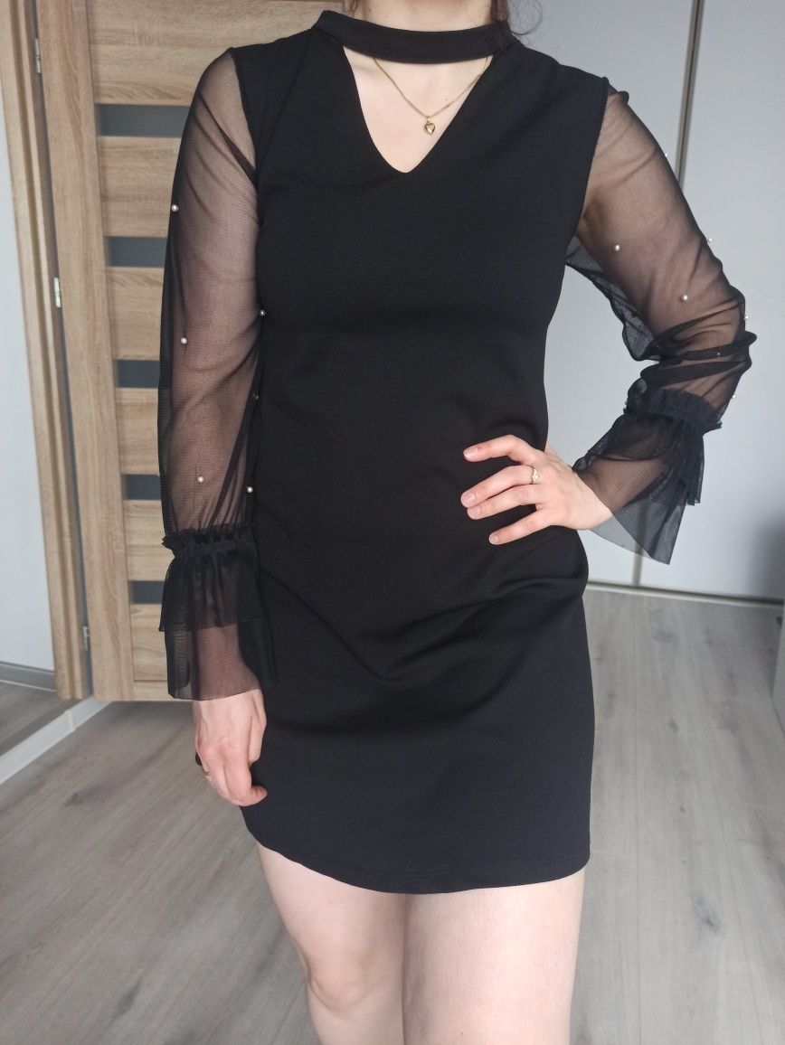 Czarna sukienka mini z chokerem tiulowe rękawy z perełkami