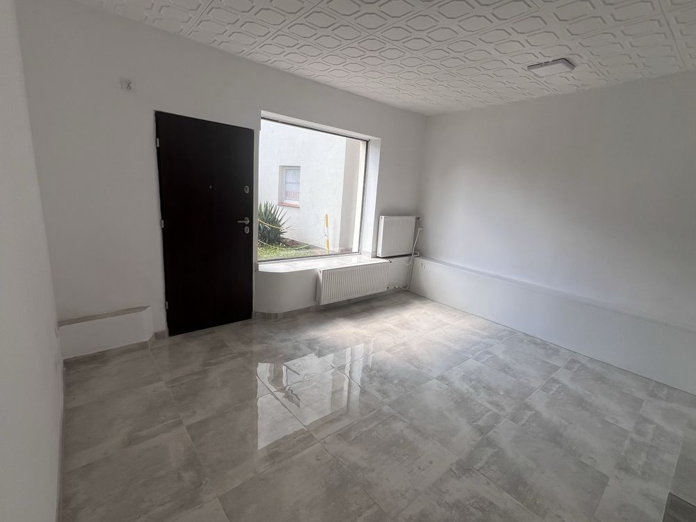 Lokal PRZY PIESZYM DEPTAKU - wyjazd z rynku! Duża witryna + parking!
