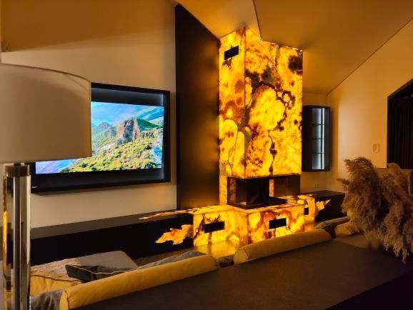 Каміни, оздоблення каменем, камінні полички, камінні портали