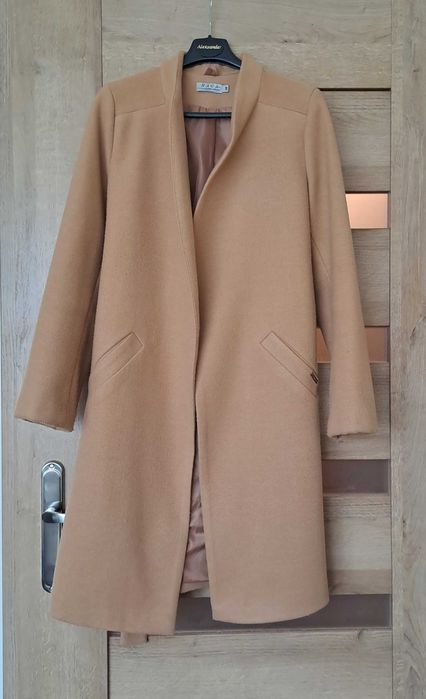 Elegancki wełniany płaszcz z paskiem