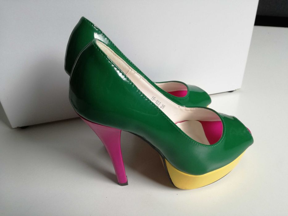 Kolorowe sandały na obcasach  Jak nowe  35