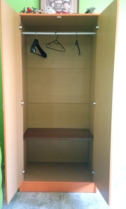 Armário laranja para quarto