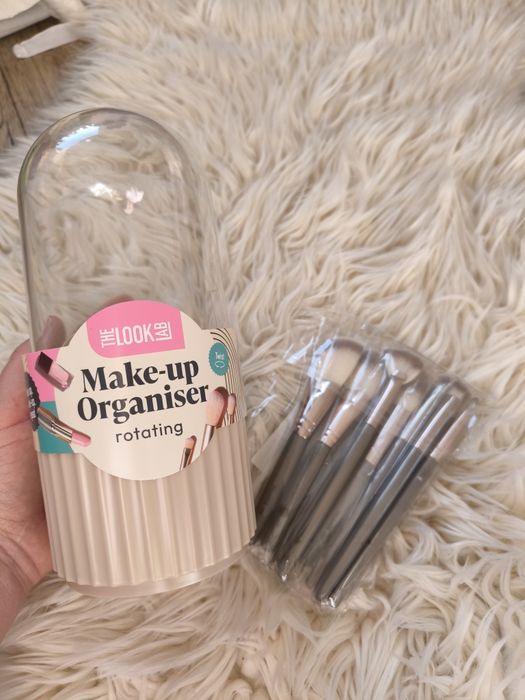 Obrotowy organizer i zestaw pędzli