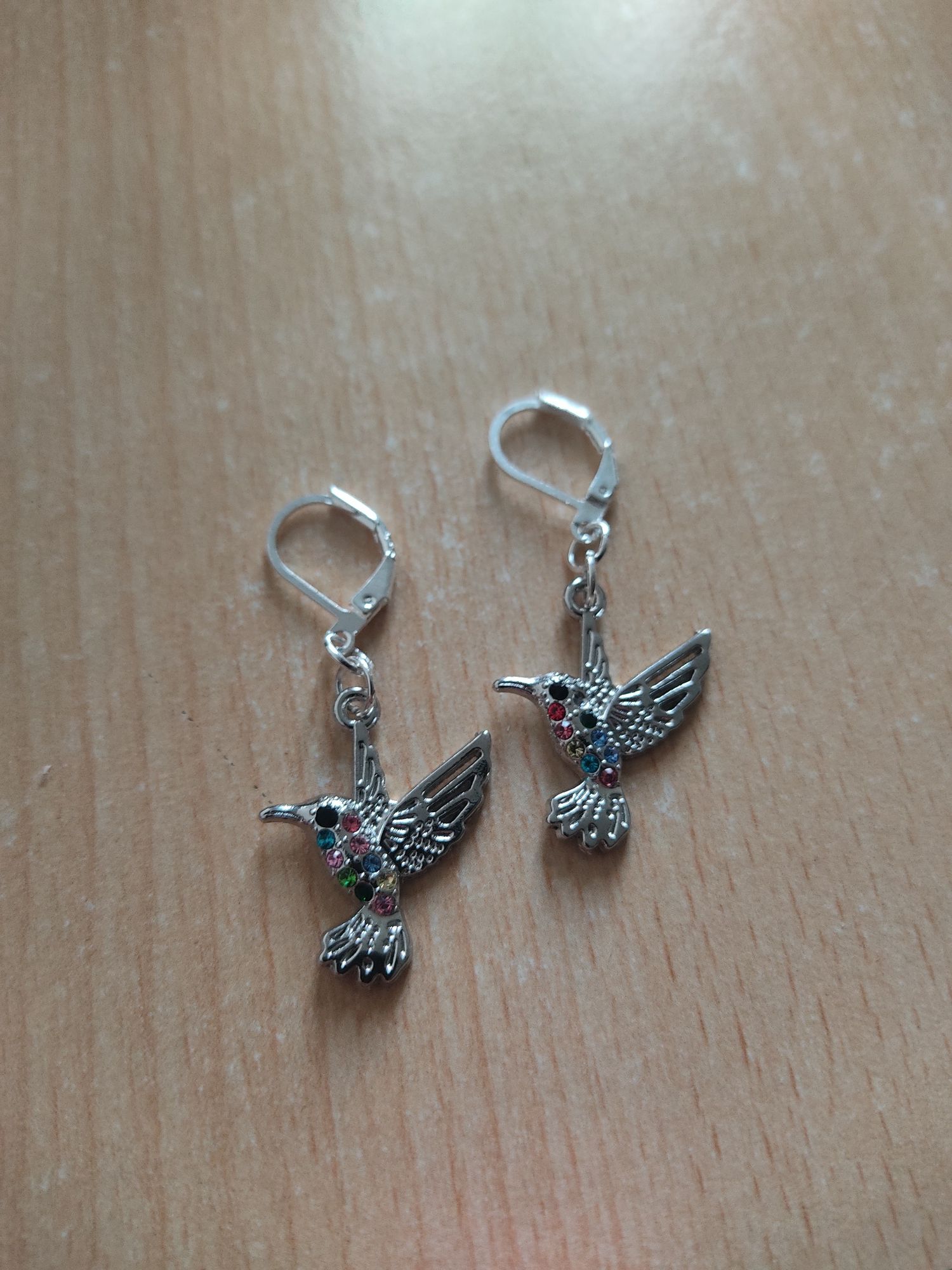 Kolczyki kolibry na srebrnym biglu z cekinowymi zdobieniami