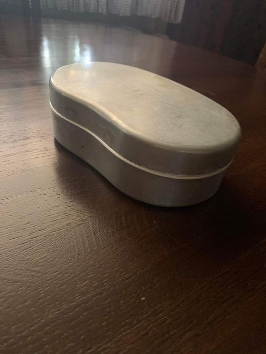 Stary aluminiowy pojemnik na kanapki
