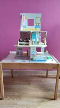 Casa de madeira para brincar e mesa Ikea rosa