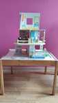 Casa de madeira para brincar e mesa Ikea rosa