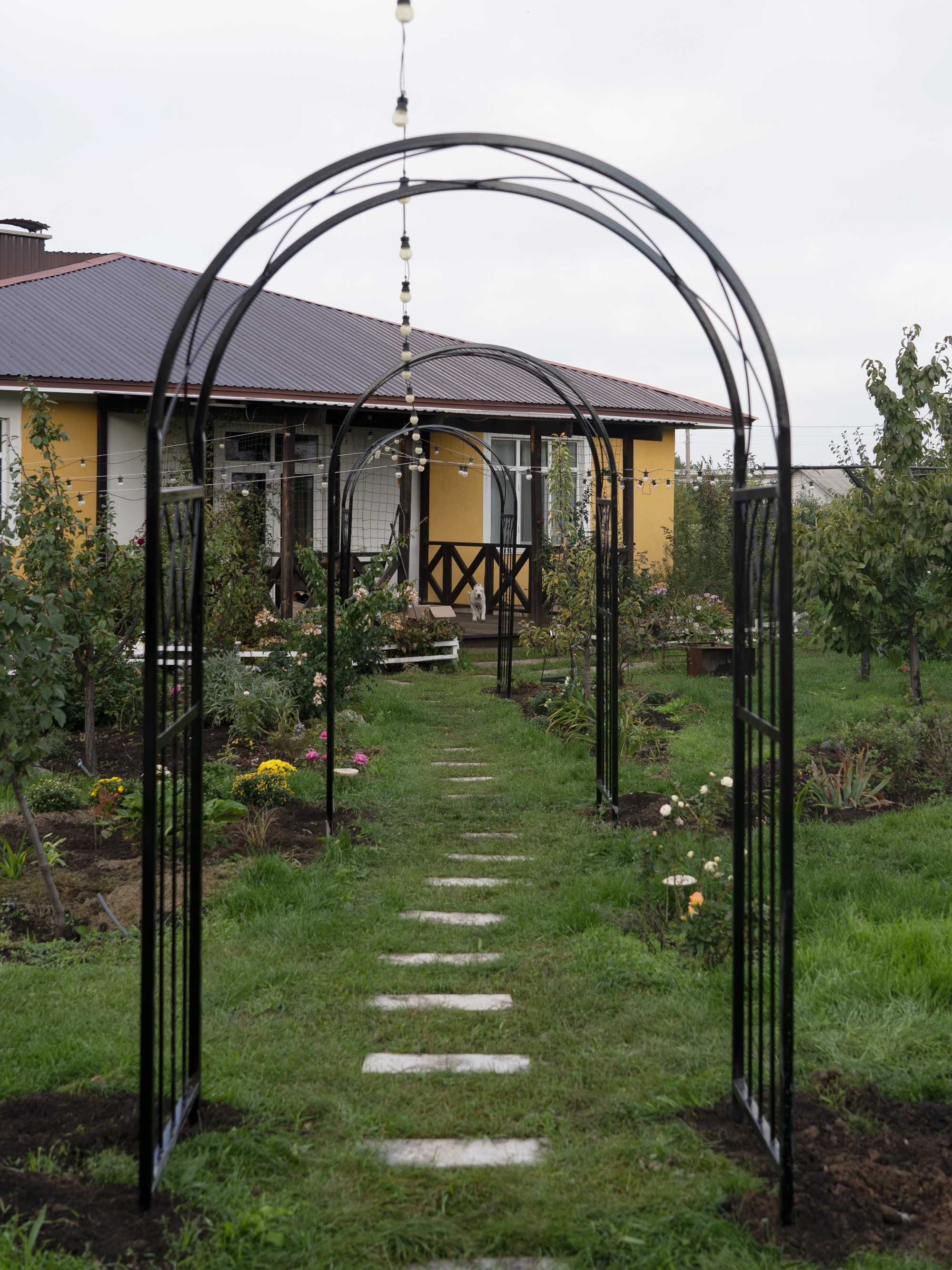 Арки садові для роз ковані в строгому дизайні. Опори для квітів