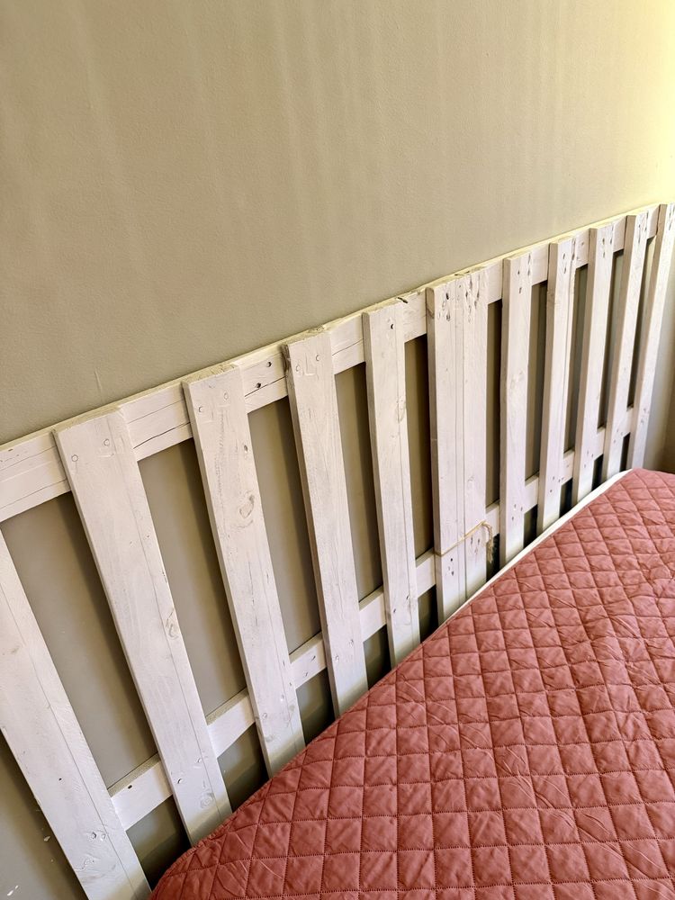 Cama de paletes branca