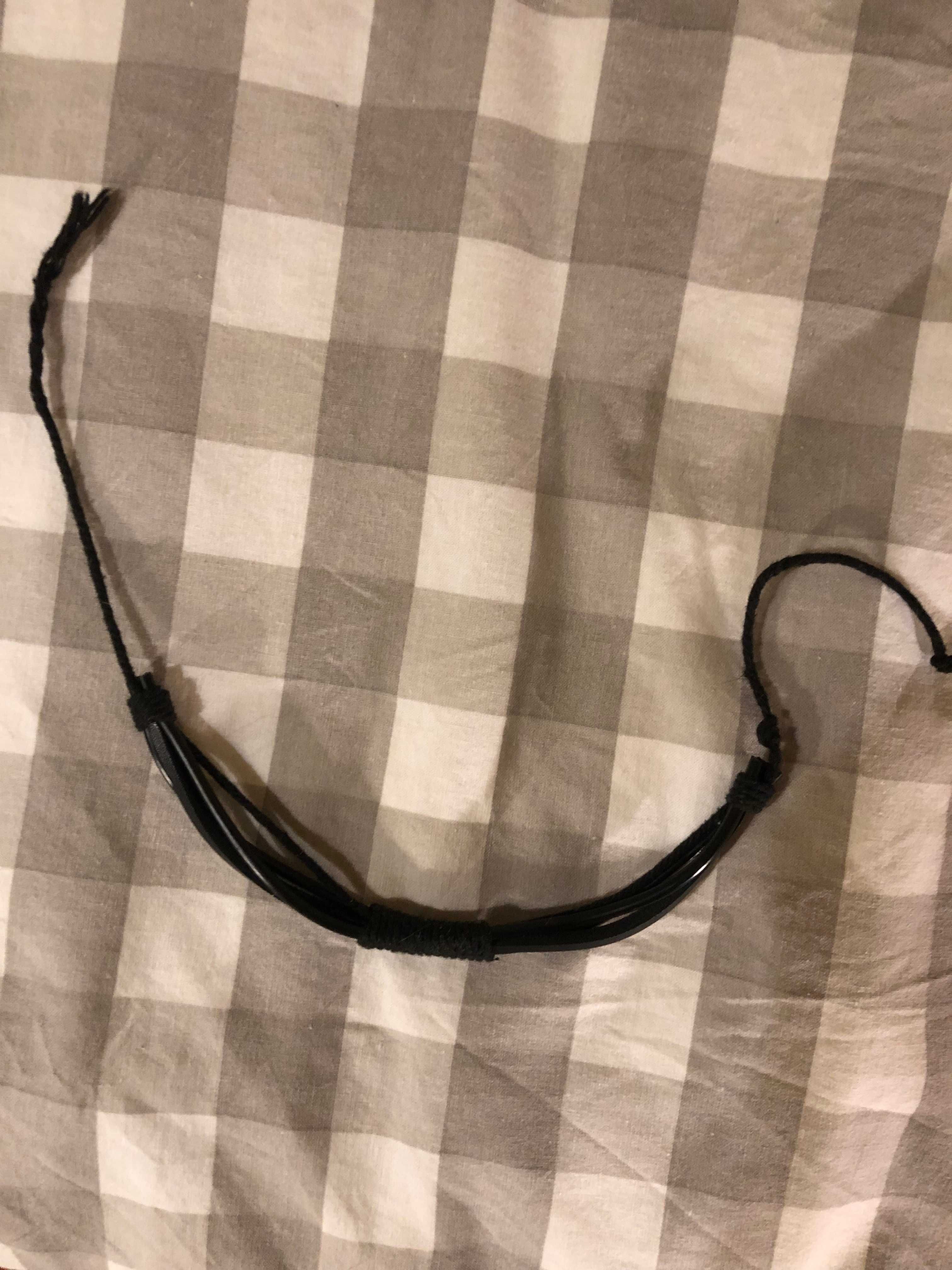 Pulseira preta com detalhe