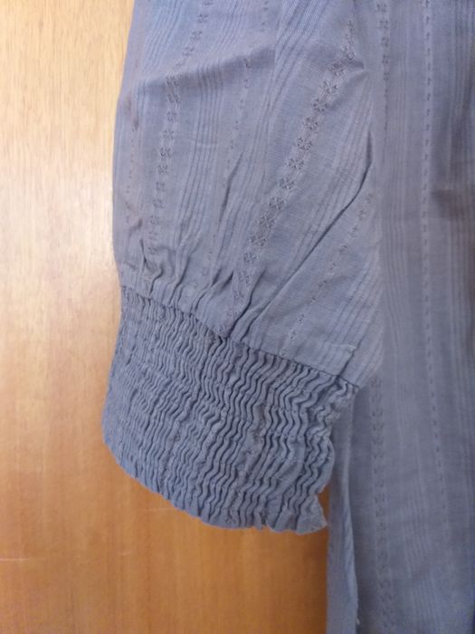 Blusa de senhora da stradivarius.