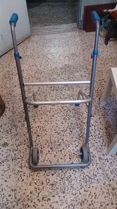 Andarilho abre e fecha com rodas