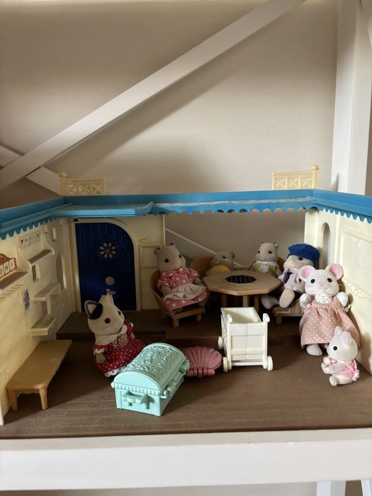 2 різні домівки для іграшкових тваринок