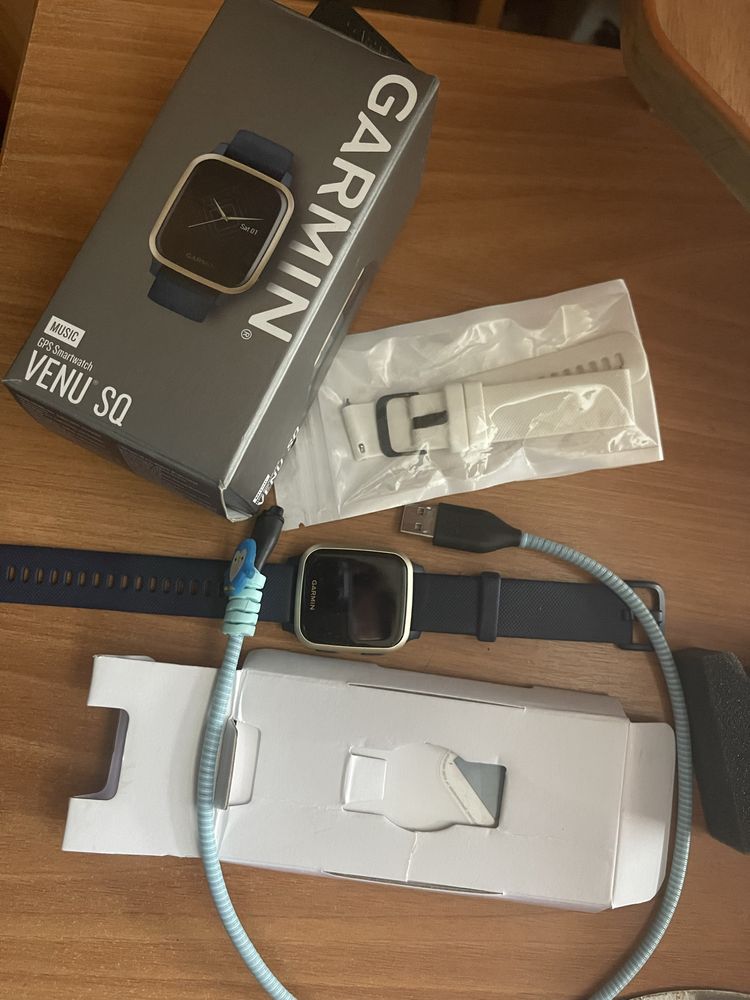 Смартчасы Garmin Veny Sq+ ремешок белый в подарок