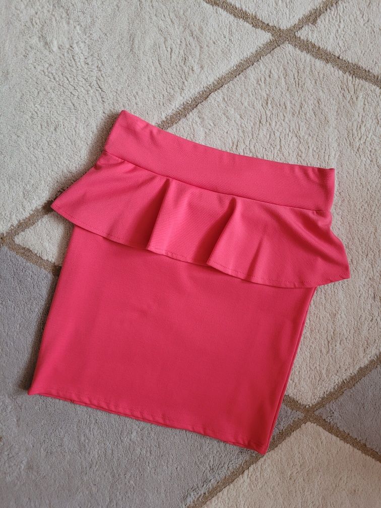 Różowa spódnica z baskinką