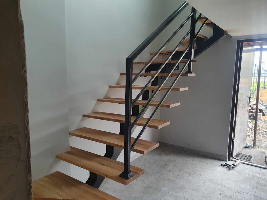 Schody drewniane na metalowej konstrukcji nowoczesne loft