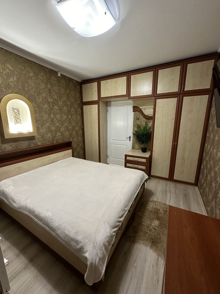 Спальня меблі в зборі: кровать, комод, стінка шкафи.