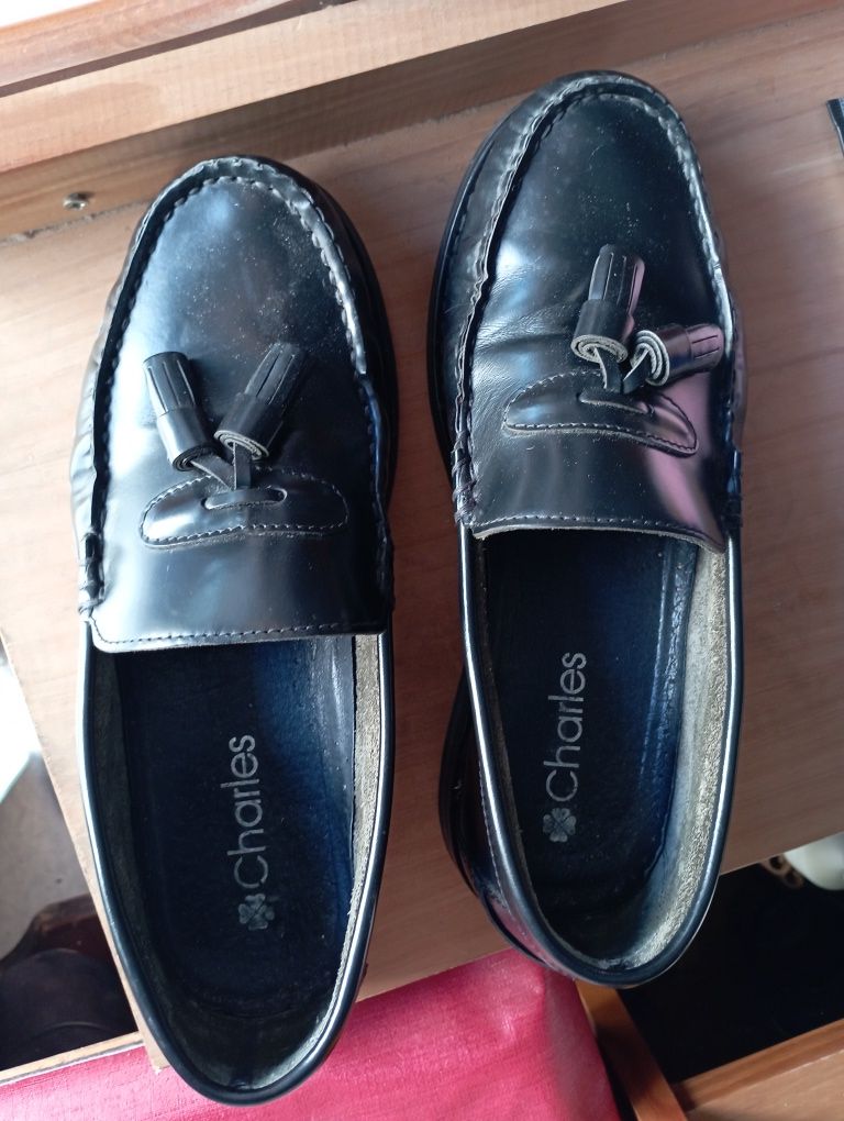 Sapatos da Charles, de homem, pretos pele genuína