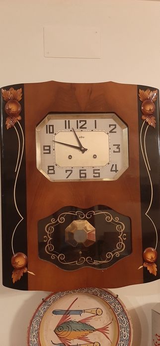 Relógio de parede com pêndulo