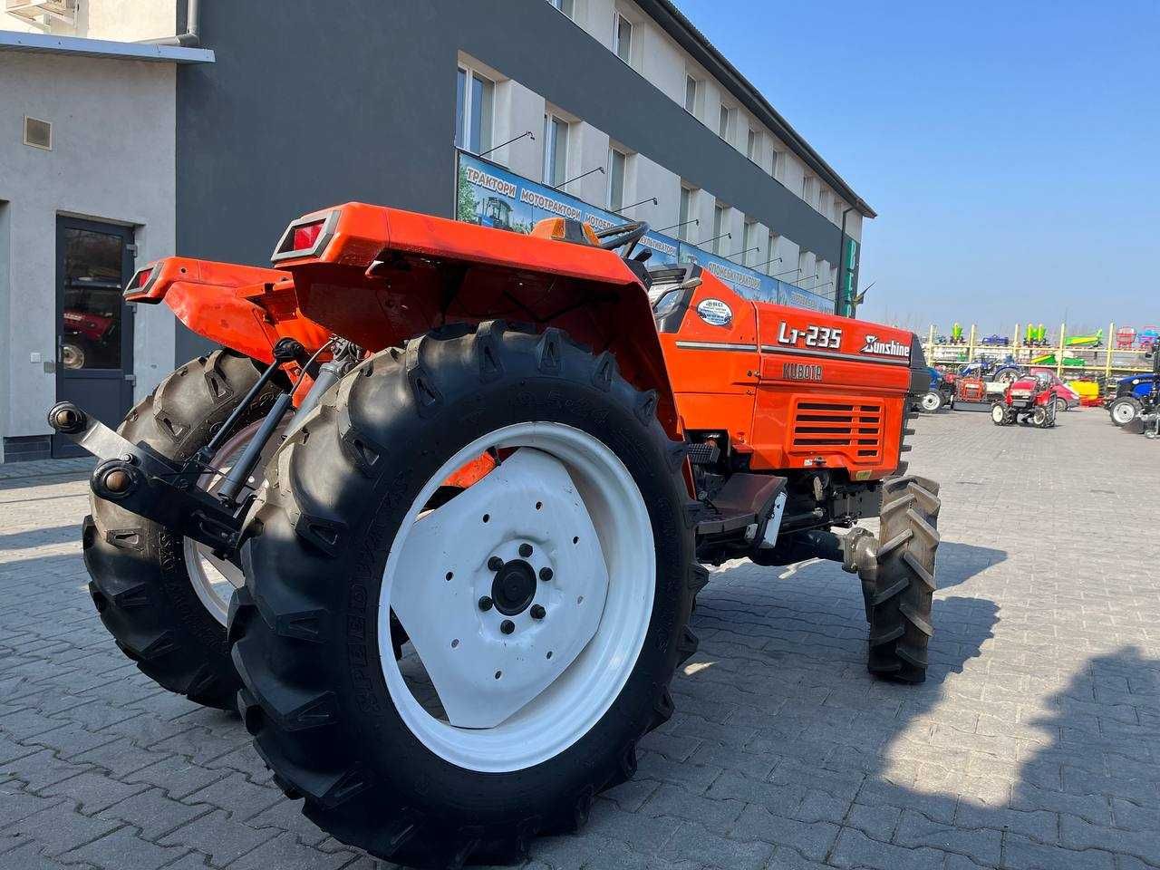 Kubota L1 235 Трактор японський