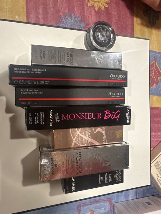 Vendo maquilhagem nova.