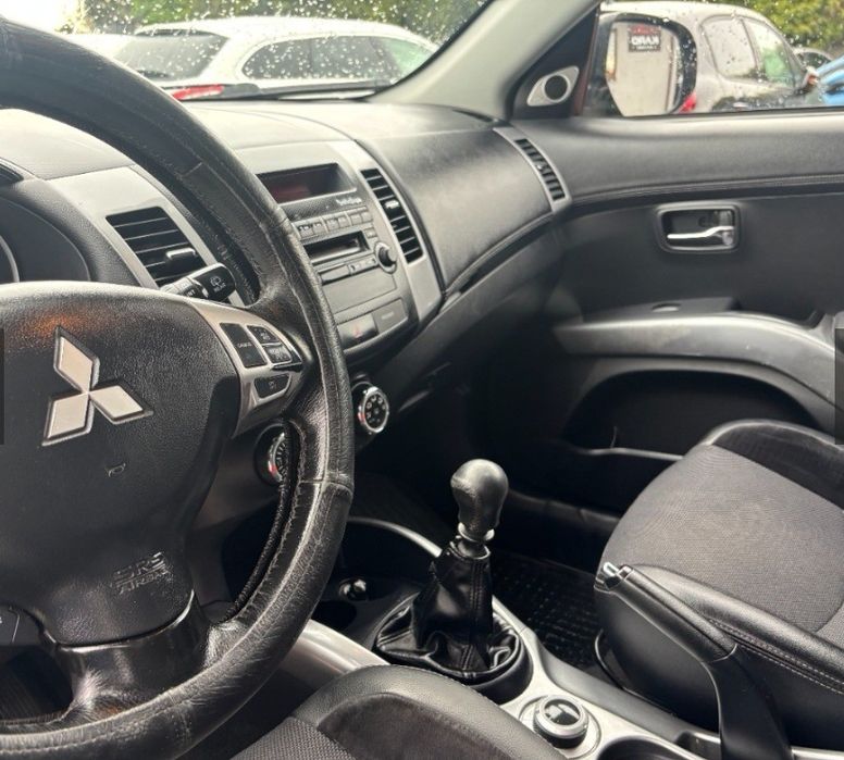 Mitsubishi Outlander 7 os 2010r sprzedam  zamienię na łódź kabinowa