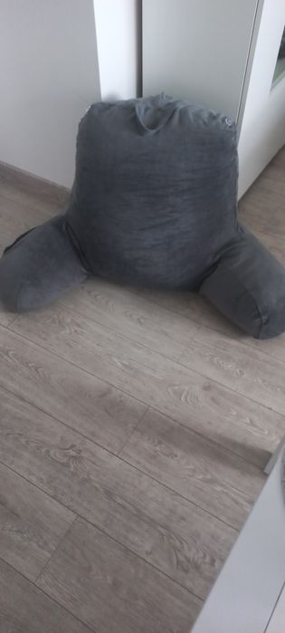 Fotel ,uszak do czytania ,pracy przy laptopie. Na kanapę,podłogę. Nowy