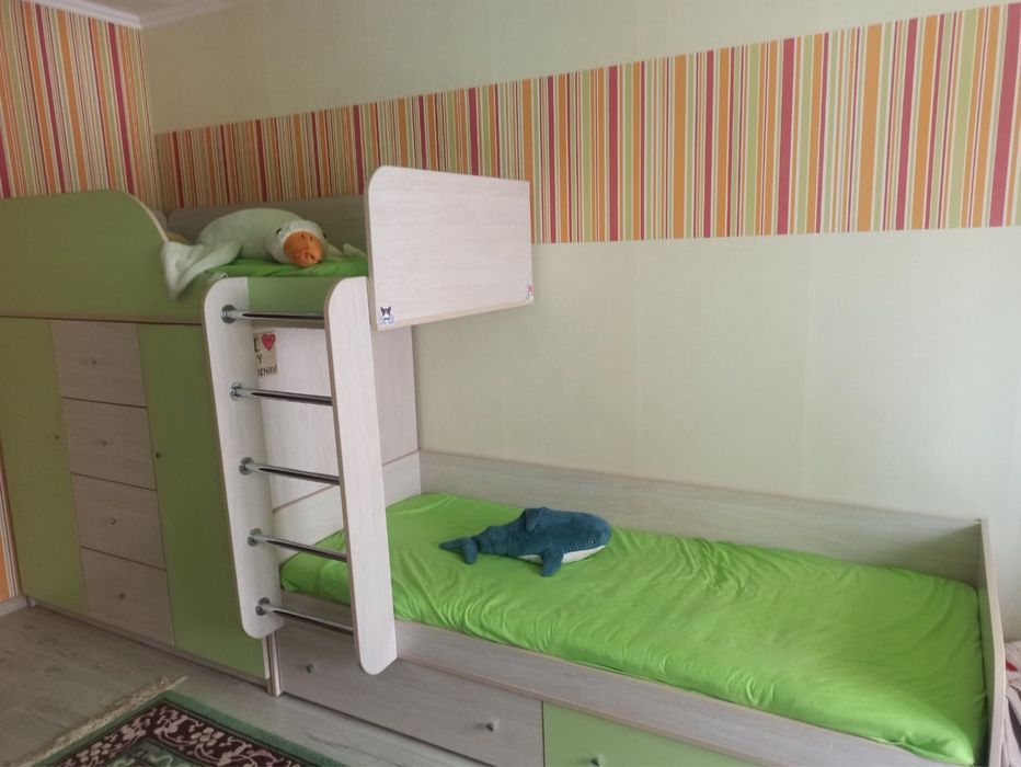 Двохярусне ліжко з шафою