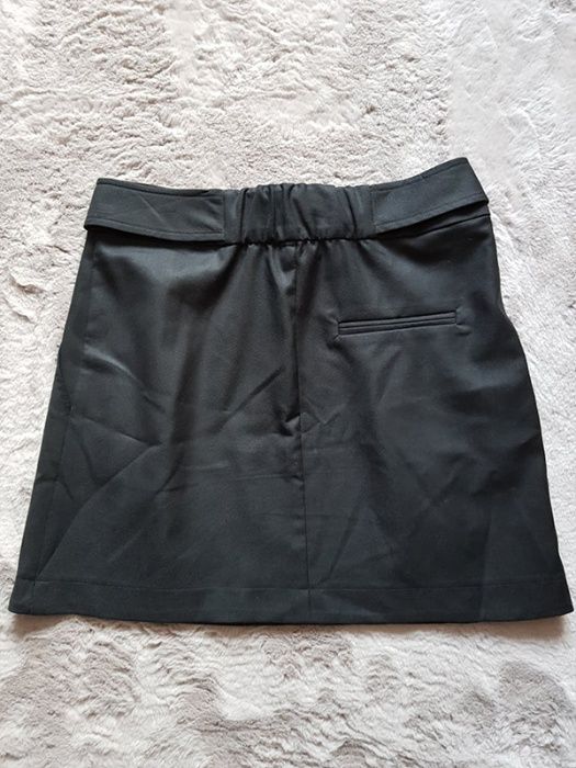 Elegancka czarna mini spódniczka z paskiem w talii Topshop