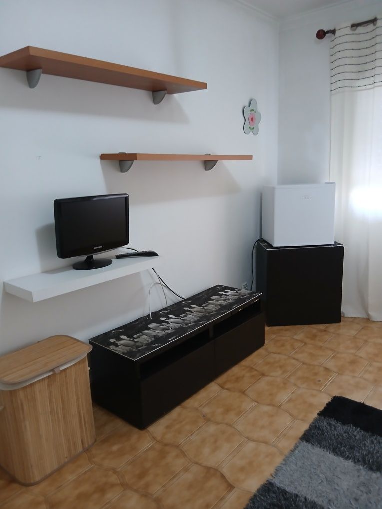 Alugo quarto mobilado