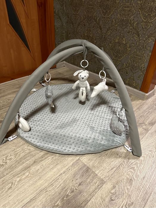 Развивающий коврик с игрушками