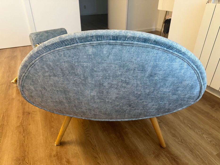 Poltrona azul com almofada