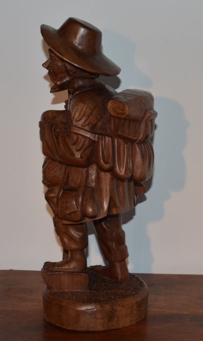Escultura em Madeira Maciça – Velho Pobre
