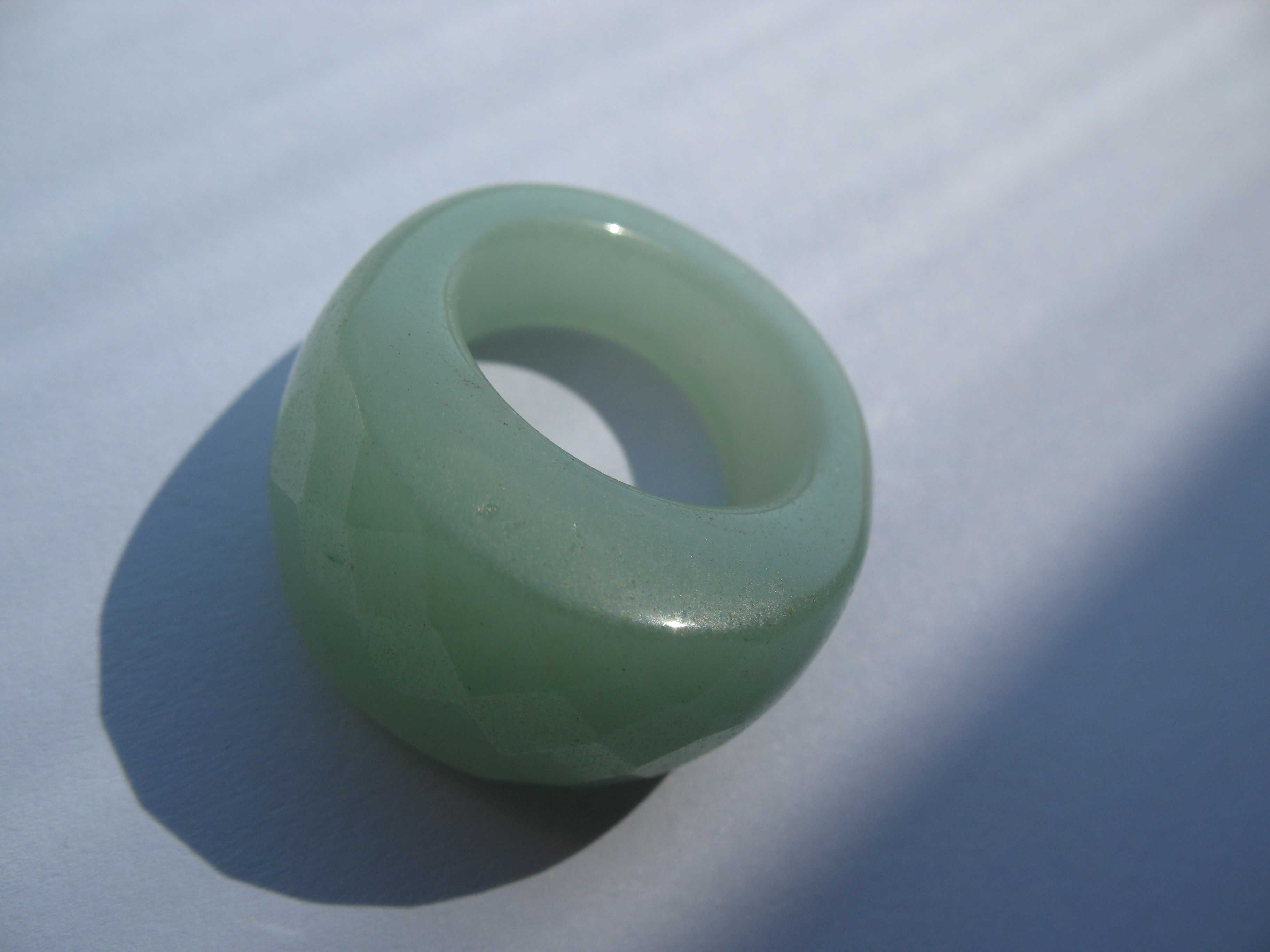 Перстень широкое кольцо 17 цельный минерал природный белый нефрит мята